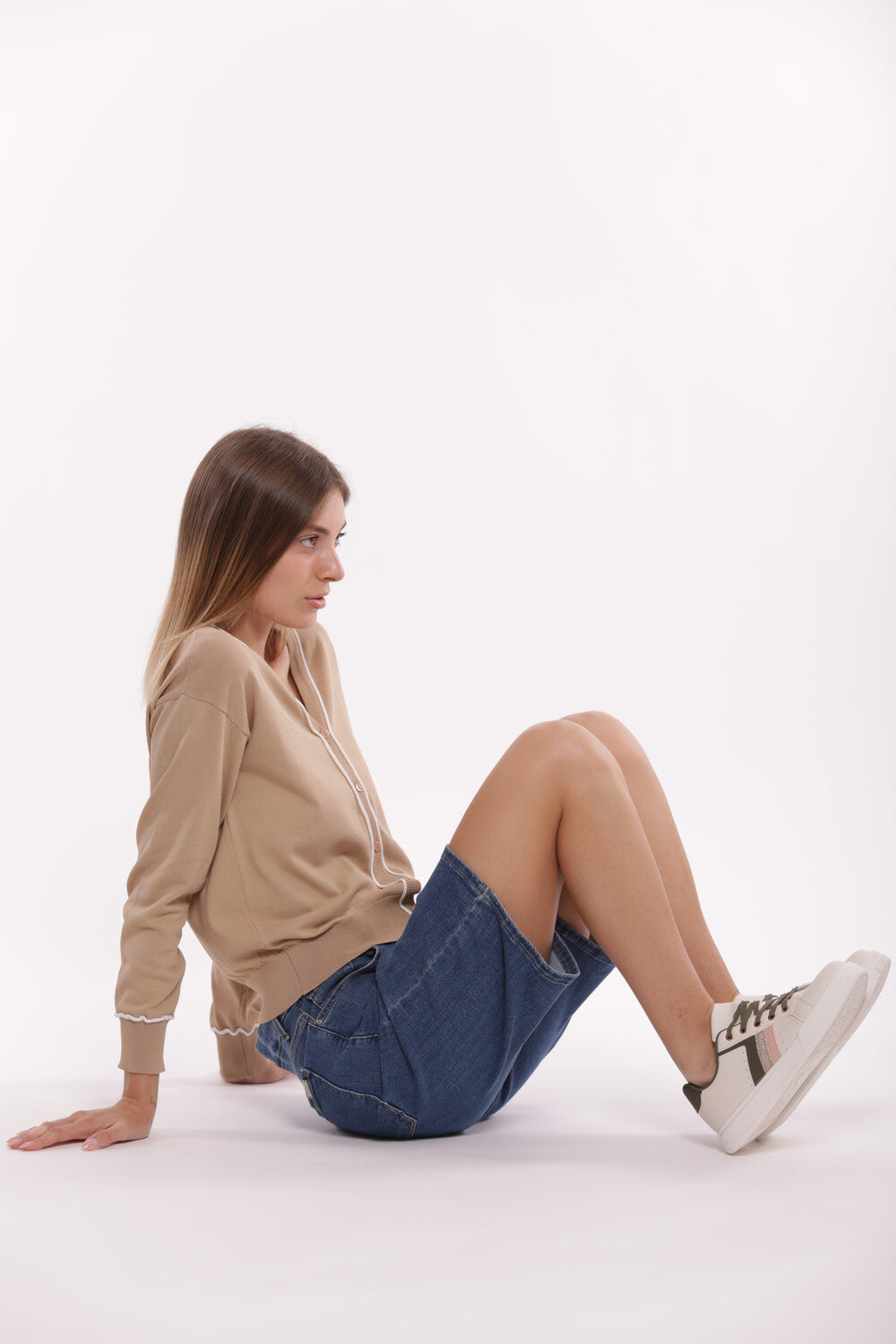 Zapatillas blancas con detalle color verde, nude, plata