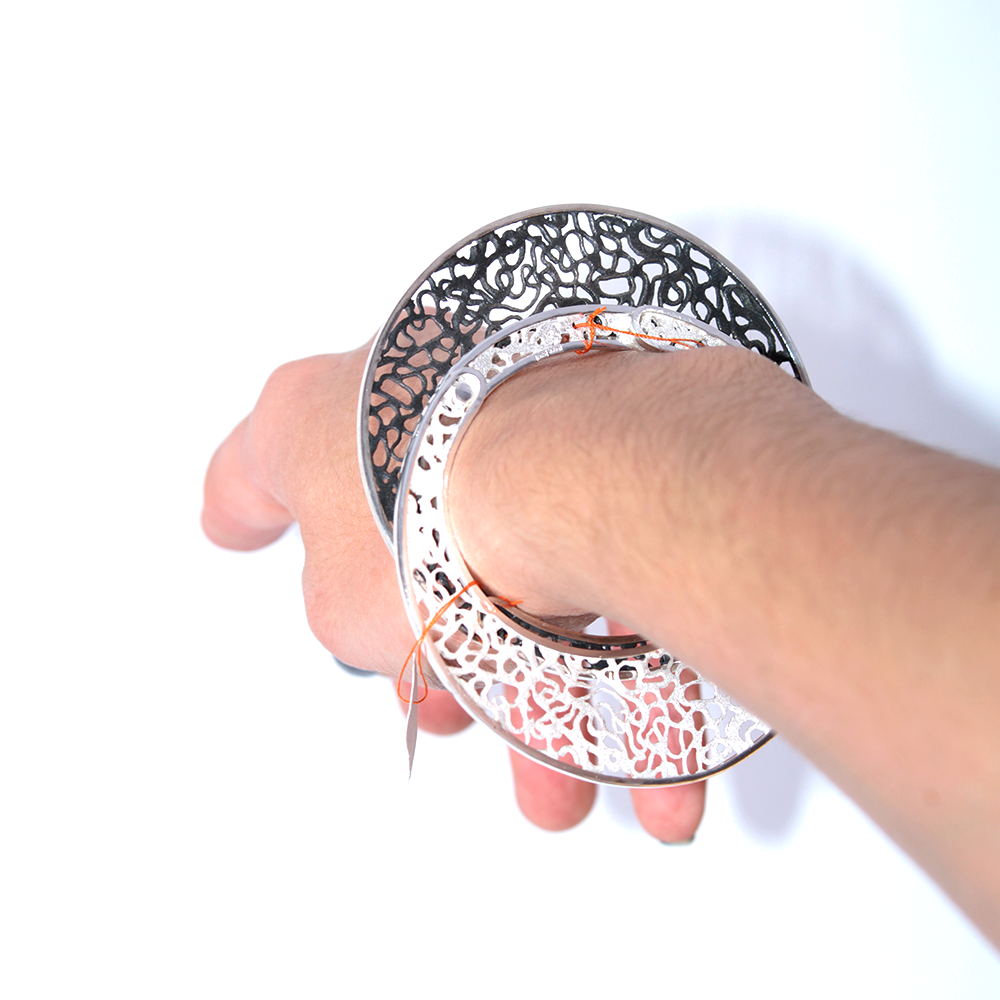 Pulsera aro con encaje de plata blanco / negro, Alex de Haro