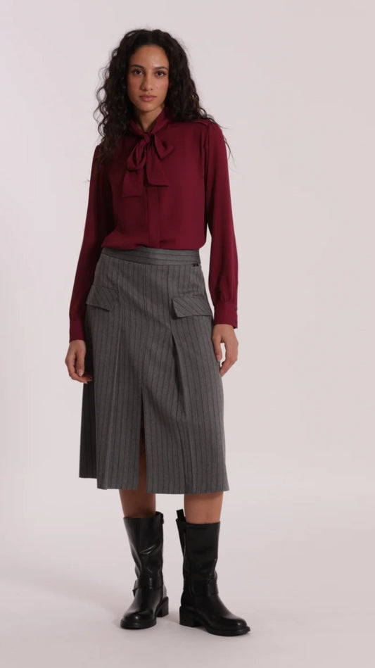 Falda gris